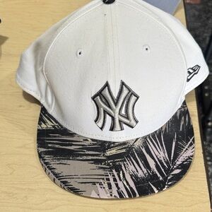 New Era 59 Fifty New York Yankees White Cap With Unique Brim Size 8